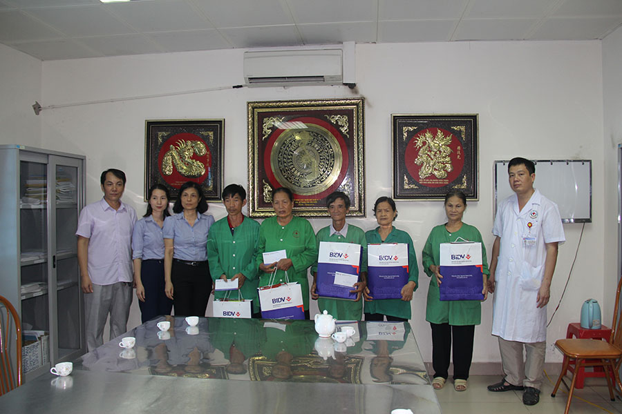 Đại diện 2 đơn vị trao tặng quà cho bệnh nhân tại Trung tâm Ung bướu